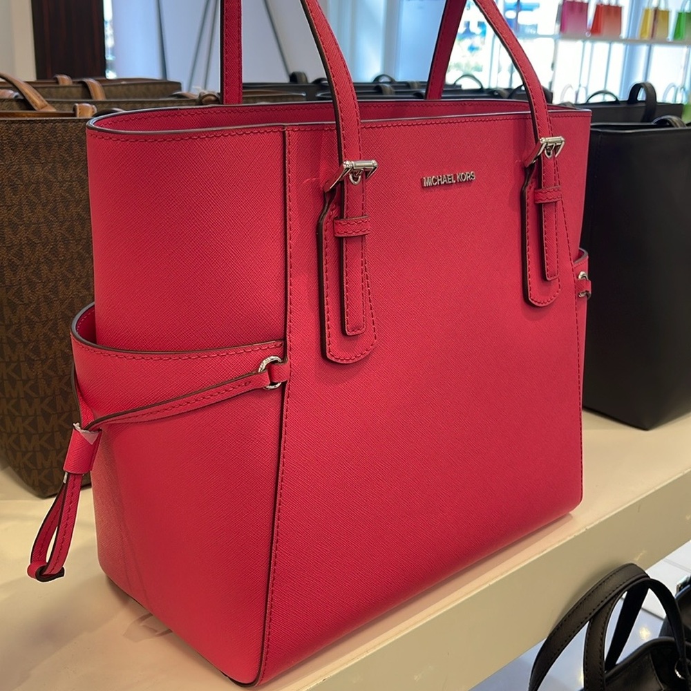Michael Kors Voyager Large Saffiano Leather Tote Bag
Dragonfruit 
NWT - Picture 5 of 16